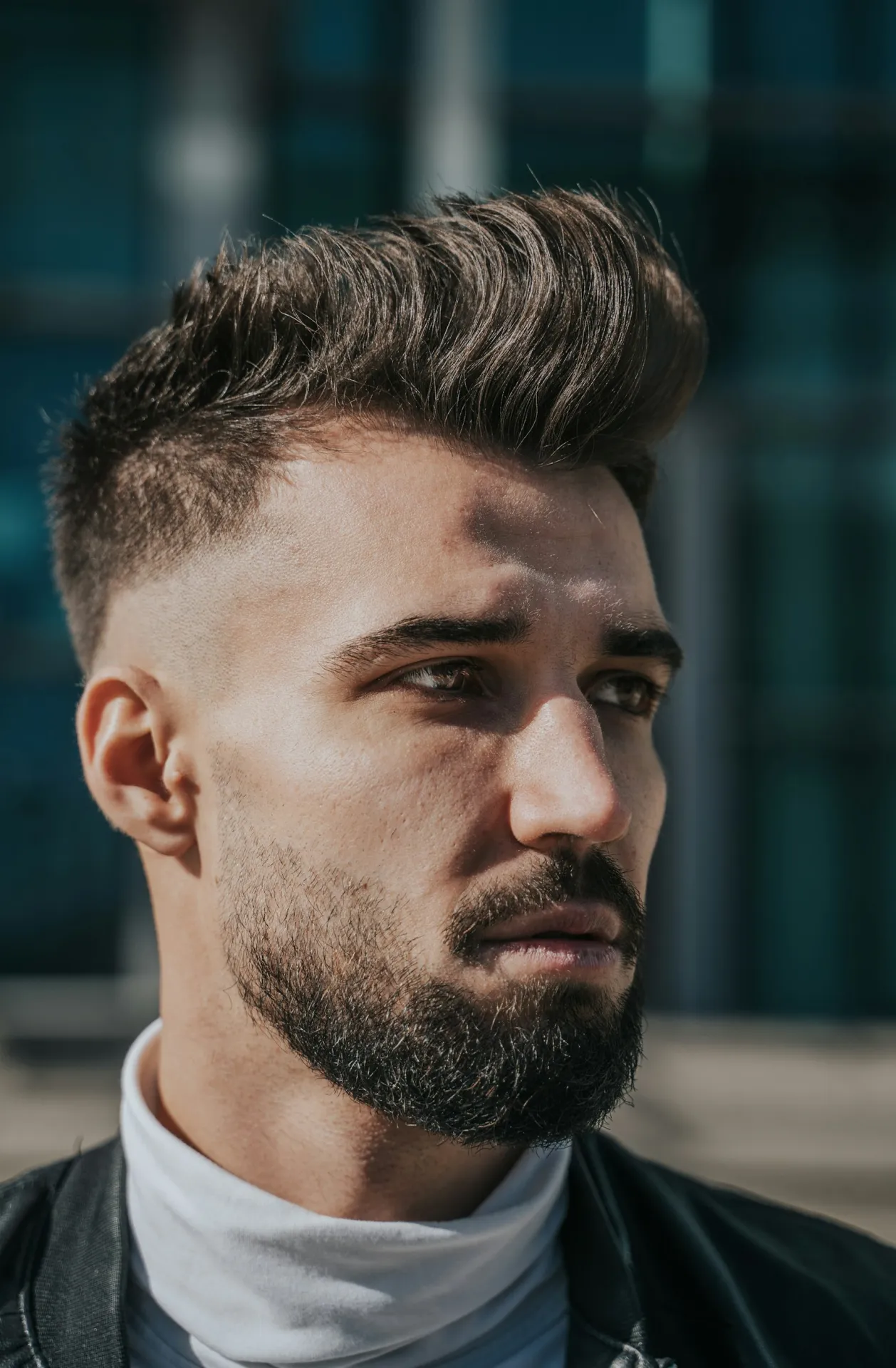 Corte con volumen arriba y barba perfilada