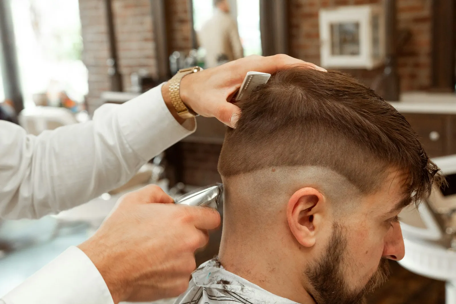 Barbero terminando un corte clásico con tijera