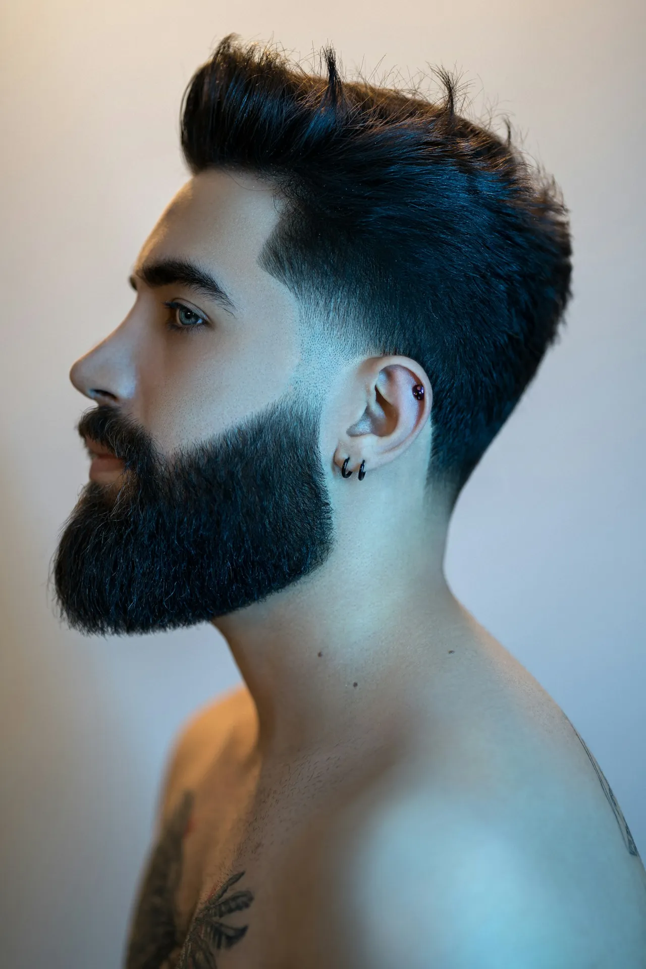 Cliente con barba recién arreglada, de perfil