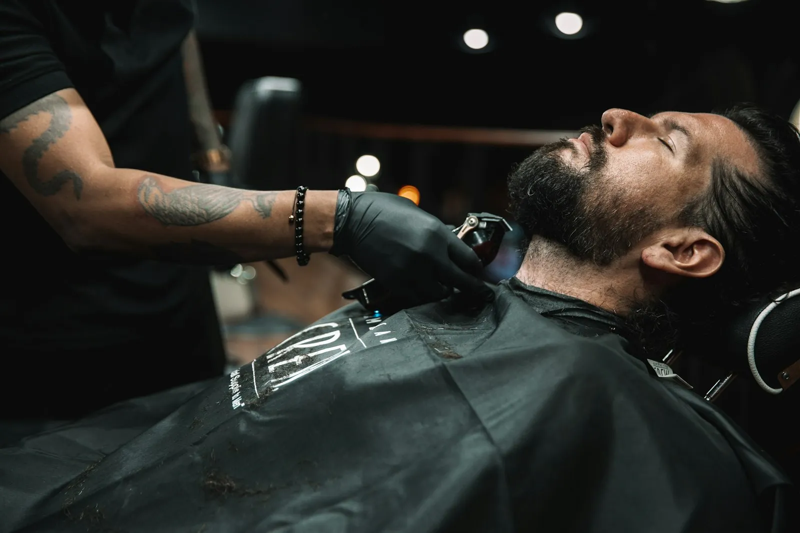 Arreglo de barba con guantes