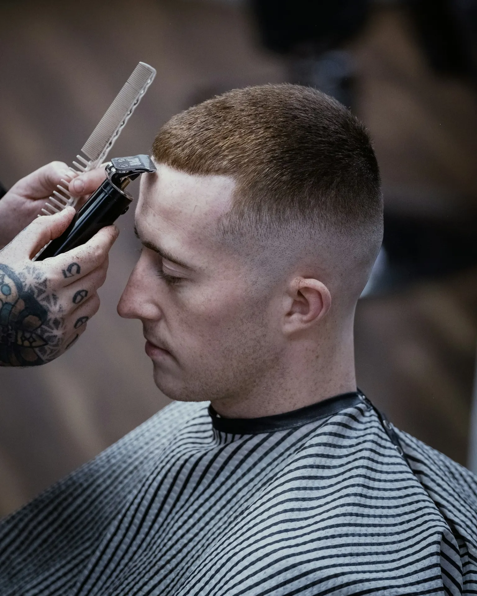 Corte militar con peine y máquina