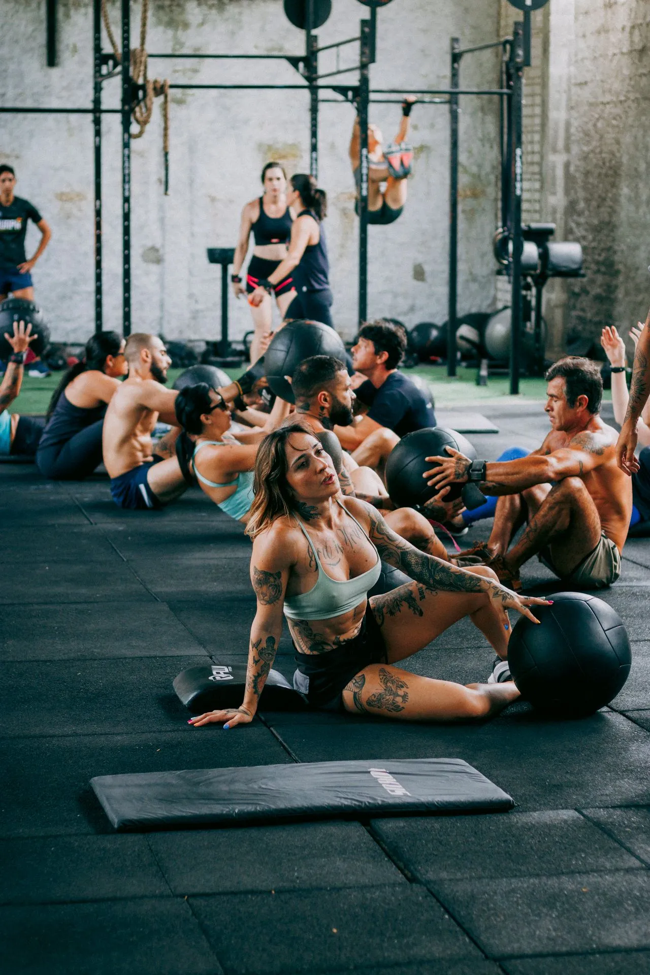 Grupo entrenando abdominales en el piso del box
