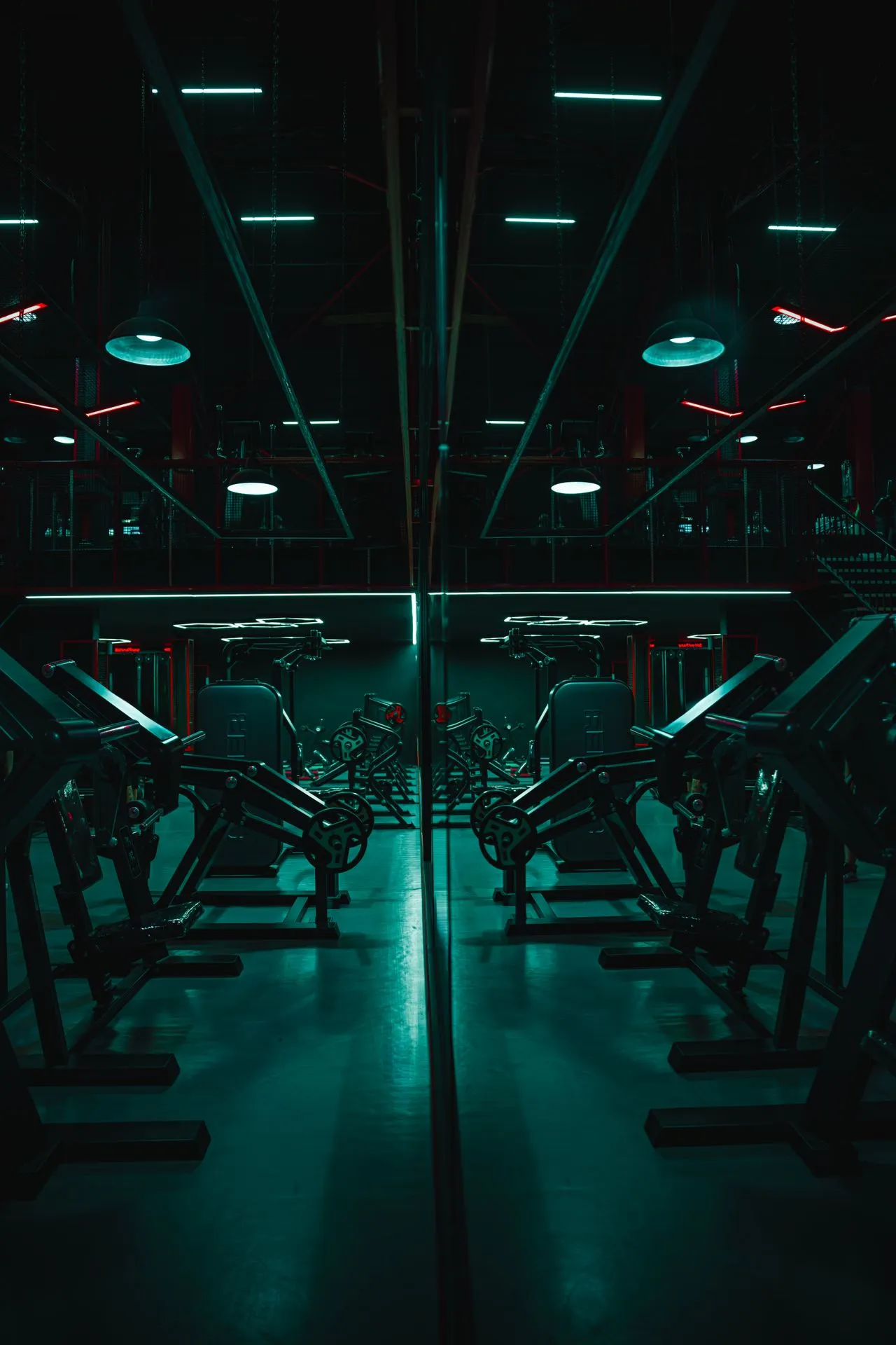 Sala de máquinas del gimnasio con luz verde