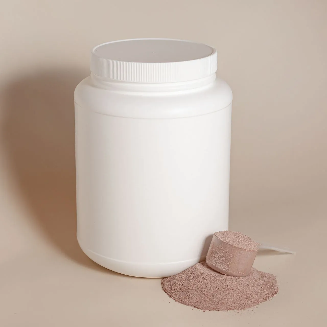 Envase blanco de proteína con una cucharada