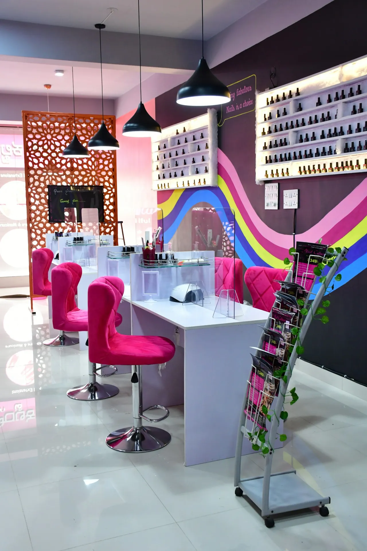 Mesa de manicura del salón con esmaltes