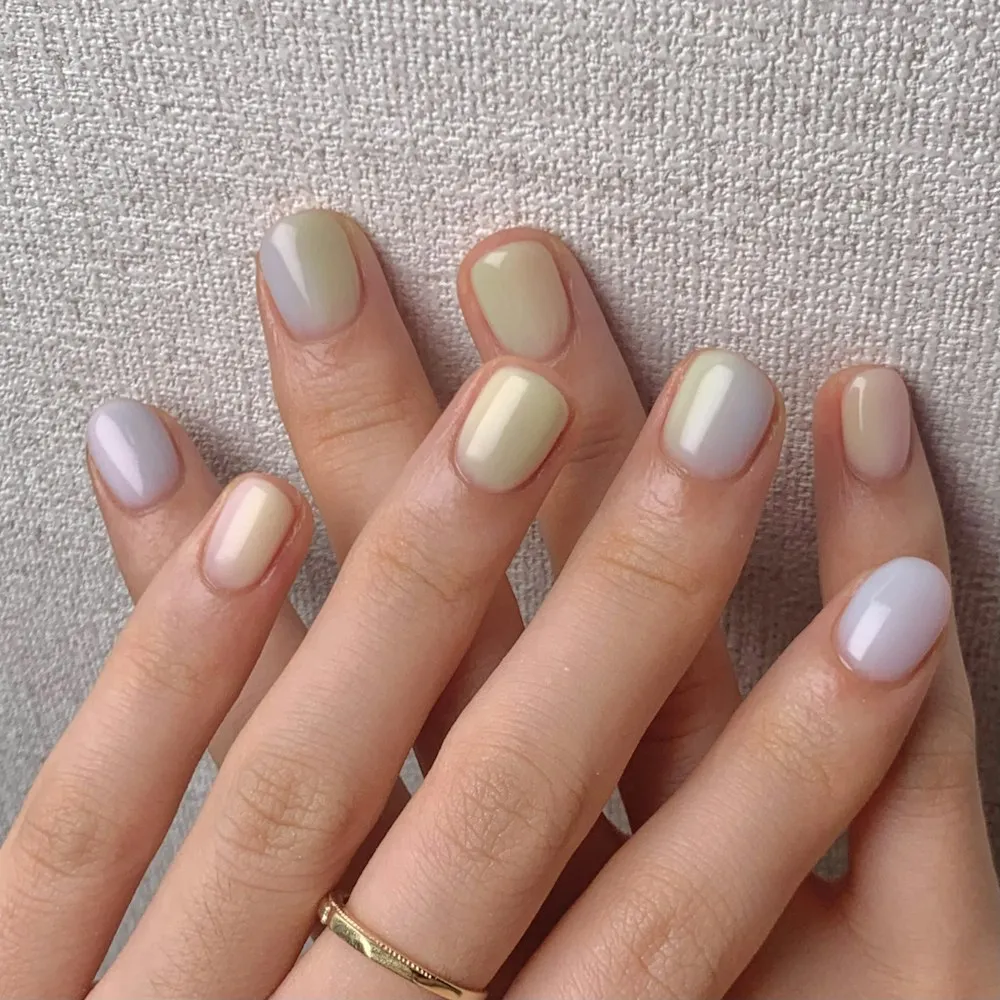 Manos con uñas en tono nude y un anillo